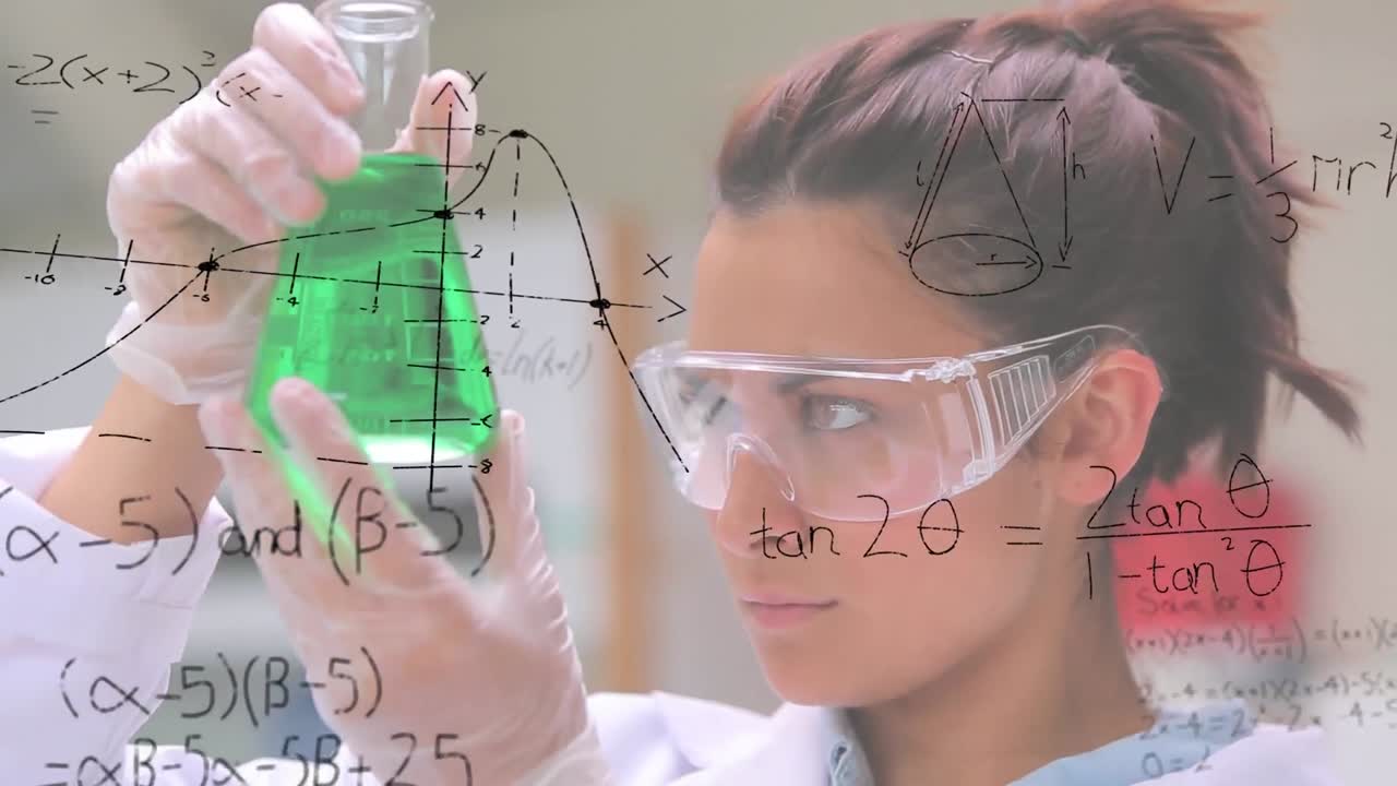 científico examinando el vaso en el laboratorio