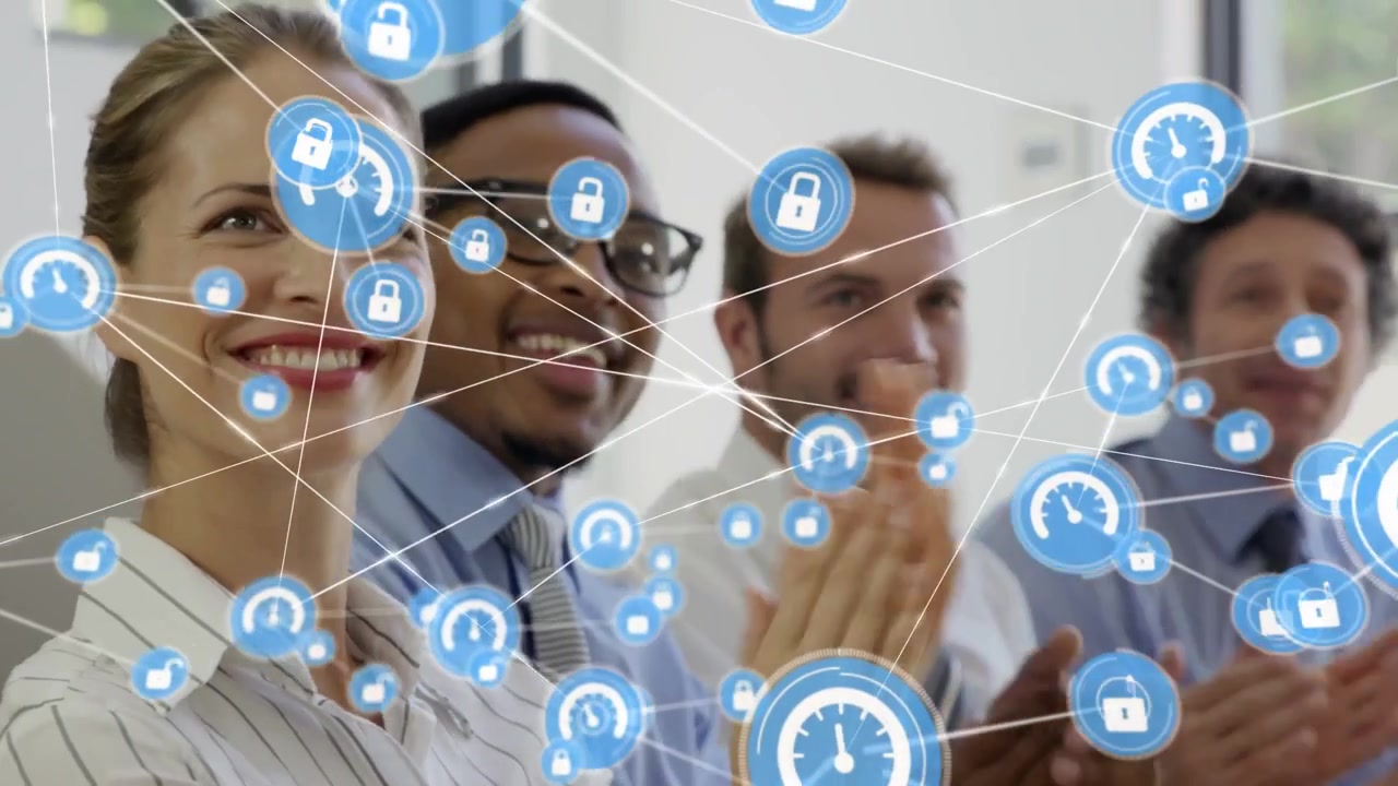 Uomo al centro che alza la mano, con icone HUD (Head-Up Display) di blocco o indicatori che si espandono su una riunione sulla sicurezza con applausi.