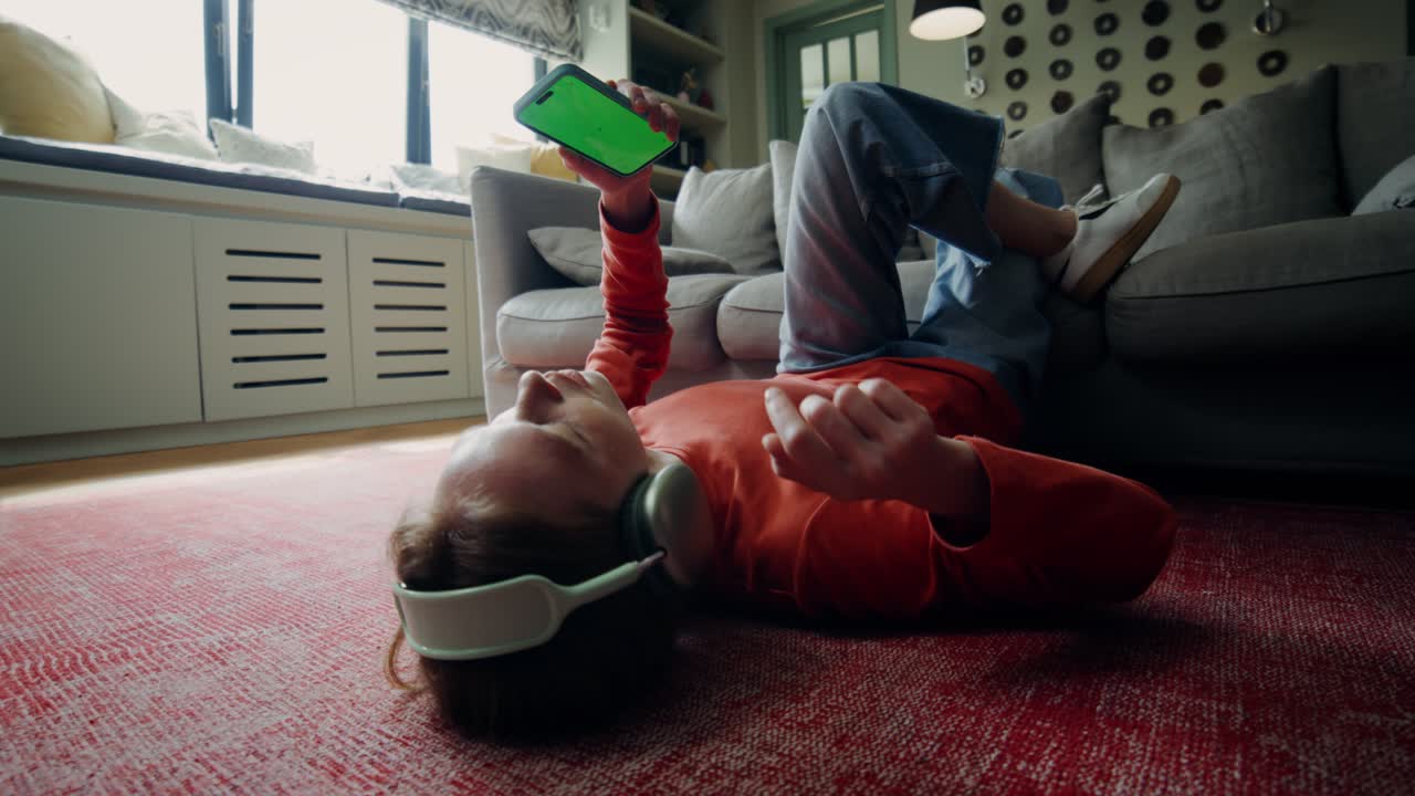 mujer relajándose en el suelo con auriculares y teléfono