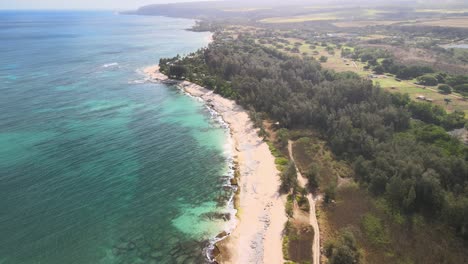 Vista-Aérea-Siguiendo-La-Costa-De-La-Playa-De-La-Policía-En-Oahu-Hawaii