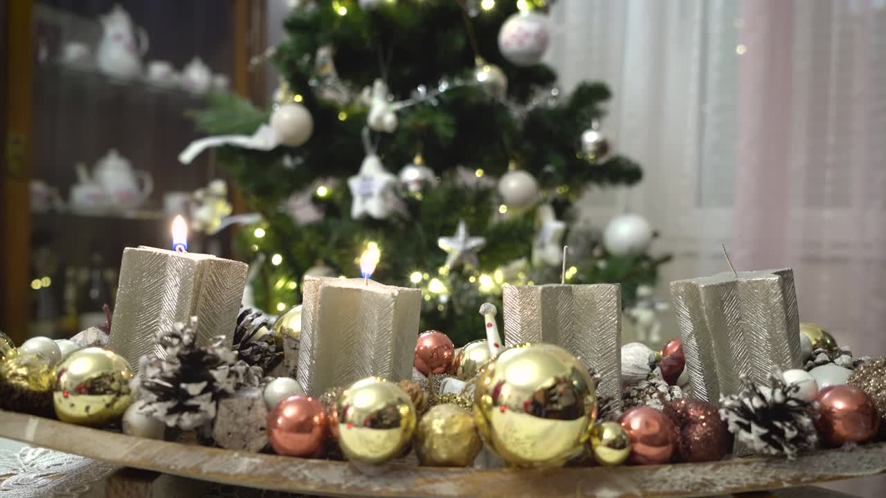 enciende la 3ra vela en una corona de adviento en navidad grabada con una sony a7 iii en 4k 30fps