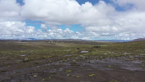 Pampas-Galeras-Pequeños-Lagos-En-Llanuras-Y-Nubes-Apurimac,-Peru-Uhd