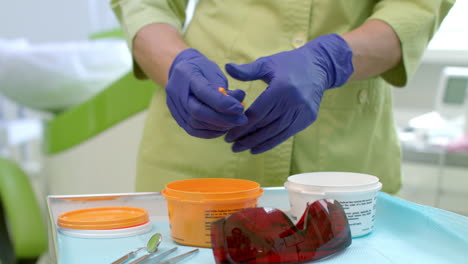 técnico dental que prepara el material para el moldeo de dientes