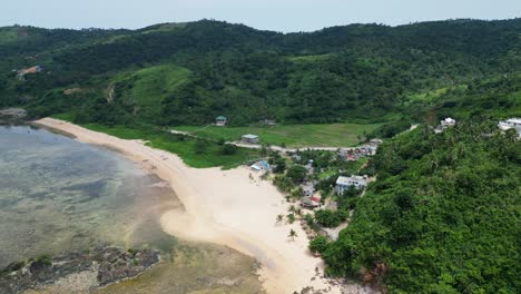 Vista-Aérea-De-La-Playa-De-Puraran-Y-Verdes-Montañas-En-Baras,-Isla-Catanduanes,-Filipinas