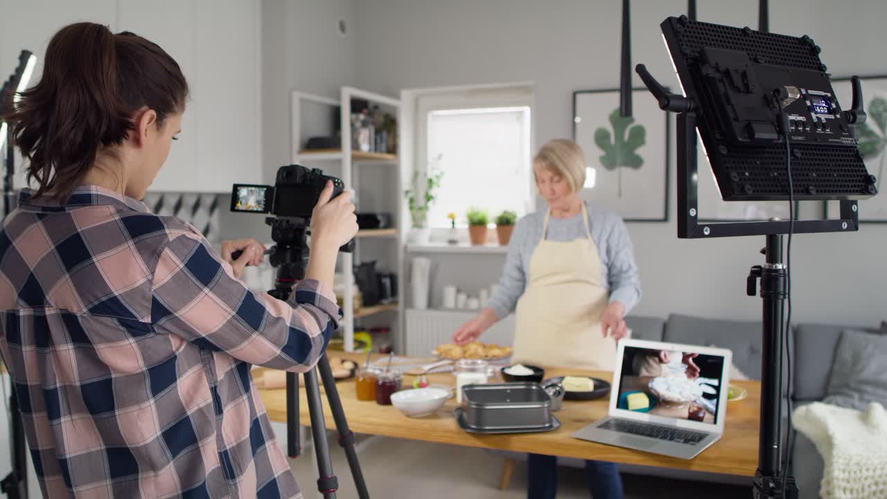 Video di una vlogger anziana che crea contenuti per i social media.