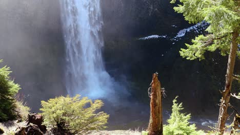 Una-Gran-Cascada-Cae-En-Un-Río-Remoto,-Tiro-Estático