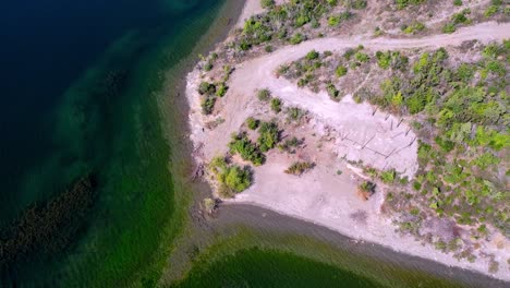 Blauer-See-In-Albanien,-Stille-Natur,-Keine-Menschen