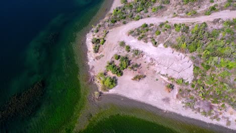 lago azul en albania naturaleza silenciosa sin gente