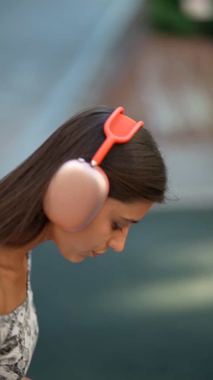 mujer con auriculares