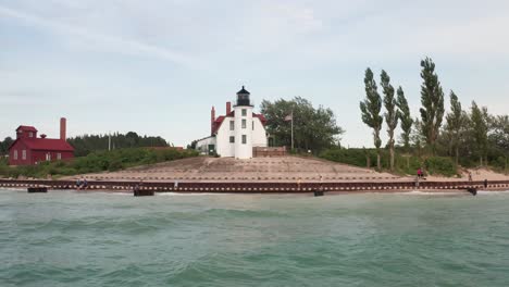 Punto-Histórico-Del-Faro-De-Betsie-En-Frankfort,-Michigan,-Ubicado-A-Lo-Largo-Del-Lago-Michigan-Con-Un-Video-De-Drones-De-Tiro-Amplio-Bajo-Moviéndose-Hacia-Los-Lados