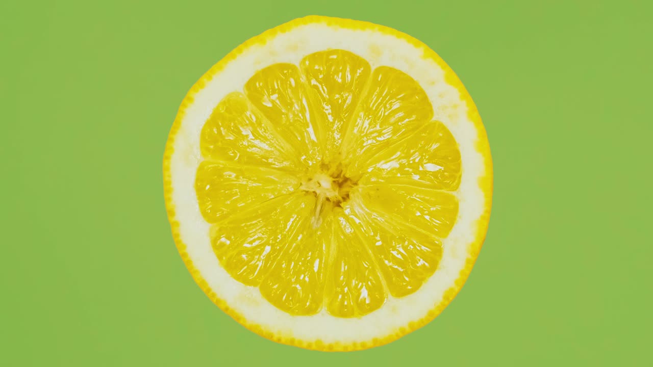 el cítrico y el limón girando.