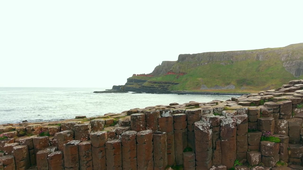 4K 60FPS luftvideo af Giant's Causeway i Bushmills, County Antrim i Nordirland, Storbritannien. Produceret i 3840x2160 og med Rec709 farve. Kameraet bevæger sig fra venstre mod højre.