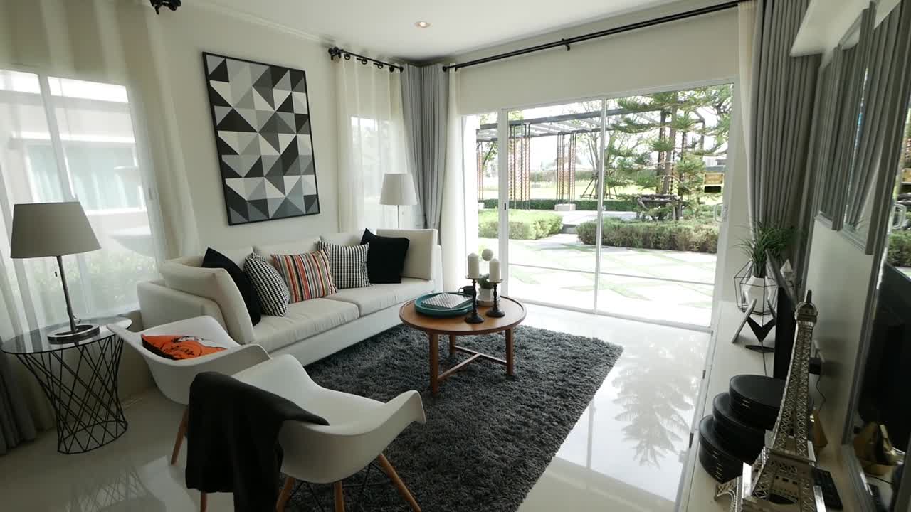 decoración de sala de estar luminosa y acogedora en la casa de planta abierta