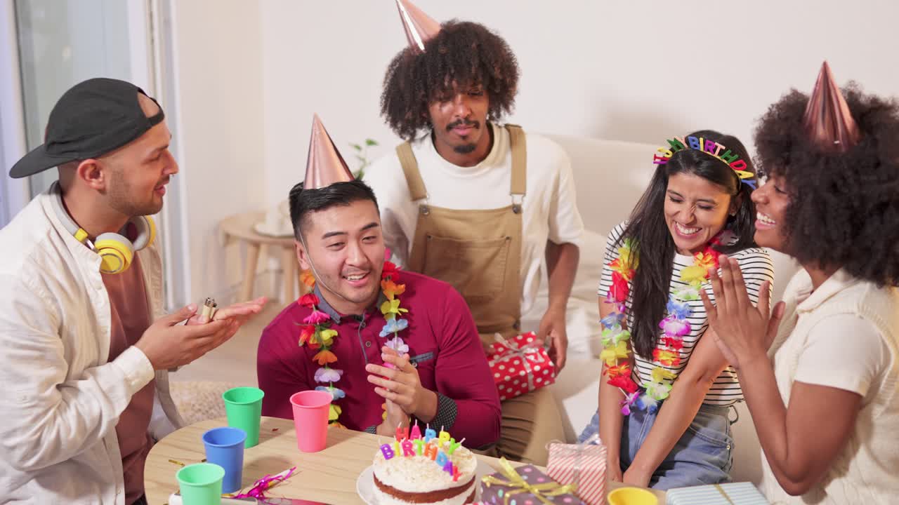 友人たちが一緒に誕生日パーティーを祝う。