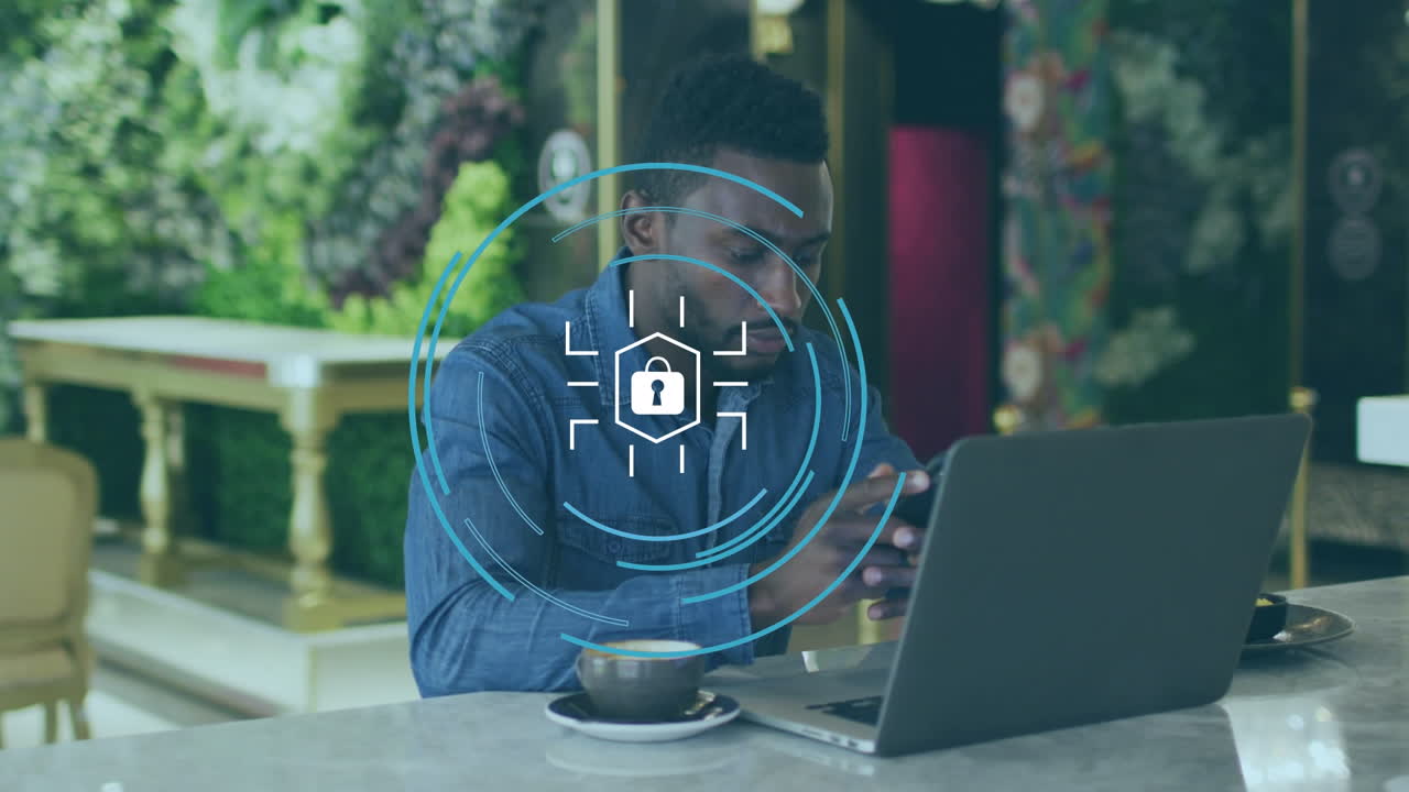 animación de un candado con círculos sobre un hombre de negocios afroamericano usando un teléfono inteligente por portátil