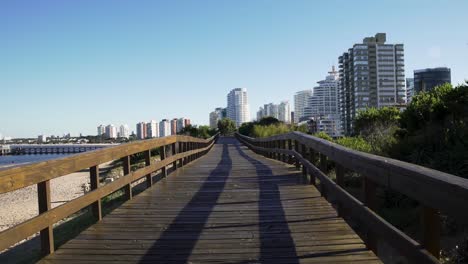 Punta-Del-Este-Promenade,-Die-In-Richtung-Stadt-In-Der-Ersten-Person-Reist