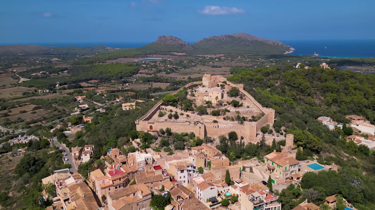 Veduta aerea del Castello di Capdepera, fortezza medievale in cima a una collina, Maiorca, Isole Baleari, Spagna