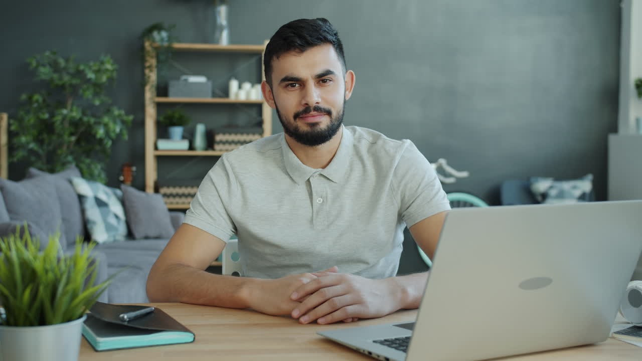 hombre que trabaja desde casa