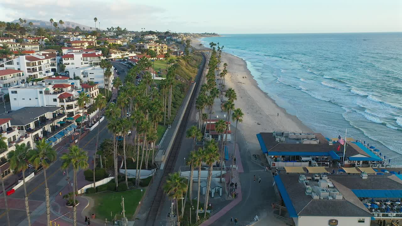 캘리포니아 산 클라멘테의 철로 위로 천천히 움직이는 공중 전망