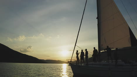 navegar al atardecer con amigos