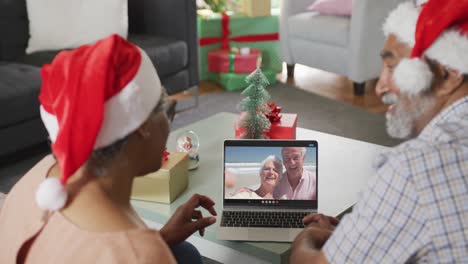 Feliz-Pareja-De-Ancianos-Afroamericanos-En-Videollamada-Con-Una-Pareja-De-Ancianos-En-Navidad