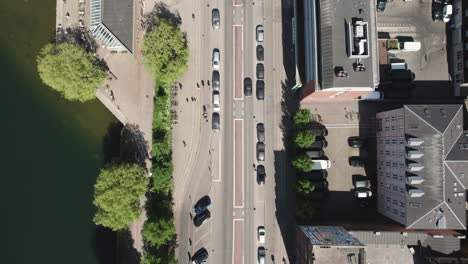 capturar las bulliciosas calles del centro de copenhague desde una perspectiva de pájaro, revelando el pulso vibrante de la vida urbana de la ciudad