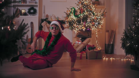 hombre realizando una acrobacia mientras baila en el suelo durante la navidad