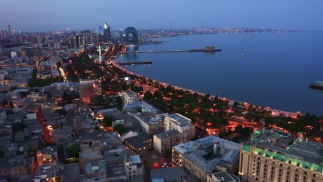 volando sobre el distrito del centro de la ciudad de baku y el casco antiguo de i̇çərişəhər por la noche