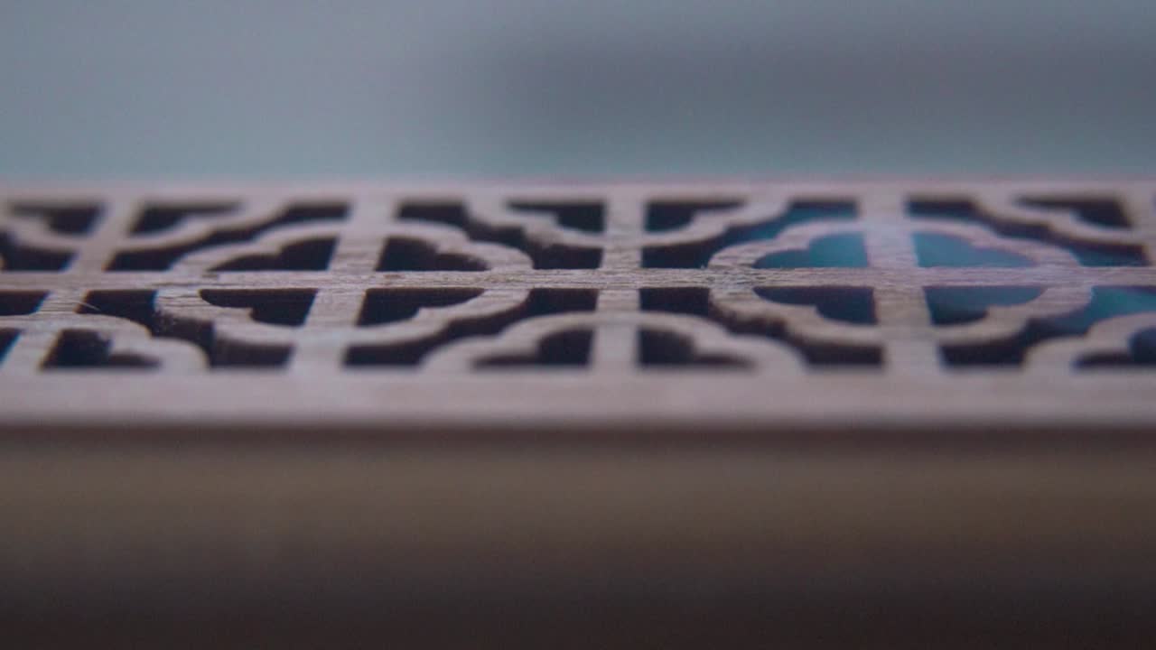 Una suggestiva macro inquadratura di incenso fumante in una scatola di legno, meditazione rituale spirituale, fragranza per aromaterapia, rilassante fumo bianco aromatico, custodia testurizzata, video cinematografico statico in slow motion a 120 fps