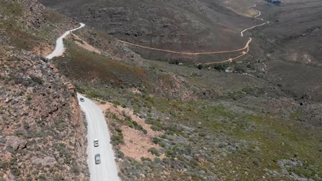 Camioneta-4x4-Conduciendo-Por-Caminos-De-Tierra-En-Pasos-De-Montaña-En-Cederberg-Con-Algunas-Vistas-Panorámicas-Y-Paisajes