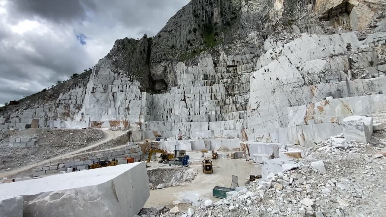 tiro de seguimiento de las cuevas de mármol de carrara