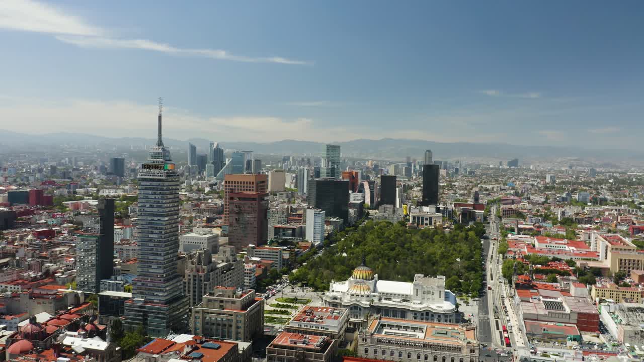 círculos de drones sobre el palacio de bellas artes, torre latinoamericana, alameda central en la ciudad de méxico, camión a la derecha