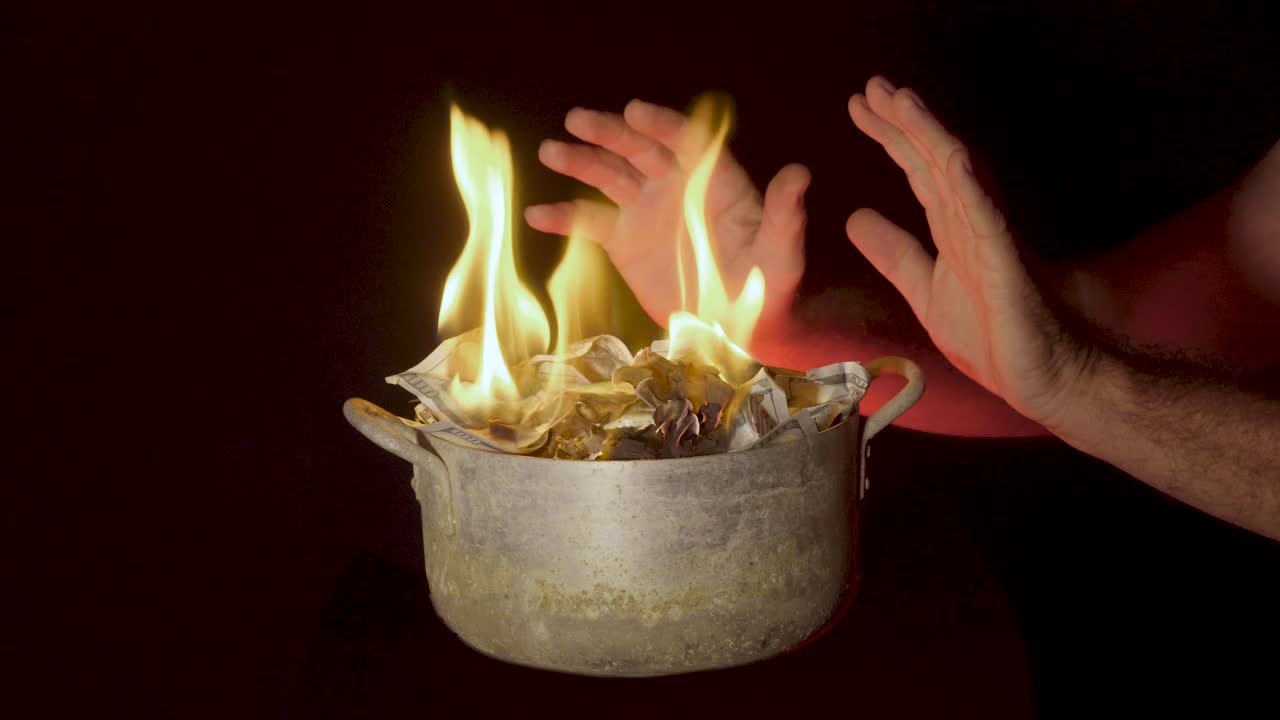 quemando dinero para calentarse