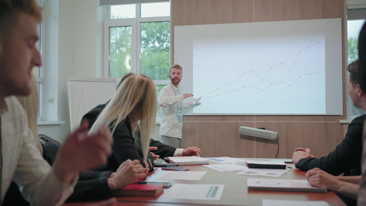 experto en el campo de la misma y la comercialización está presentando una nueva estrategia en la reunión anual de negocios