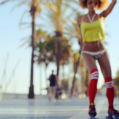 chica sexy patinando en un paseo exótico