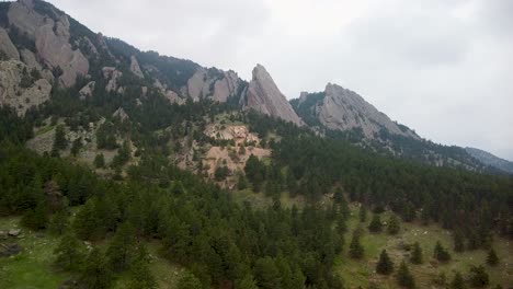 vuelo aéreo a flatirons paisaje rocoso, boulder, colorado