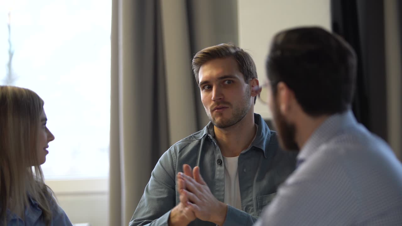 líder del equipo explicando nuevo proyecto, gente de negocios compañeros de trabajo del equipo corporativo divirtiéndose hablando en la oficina