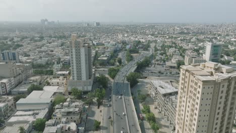 vista aérea de la carretera shahra-e-qaideen en el mercado de karachi en un día soleado y apartamentos residenciales de gran altura