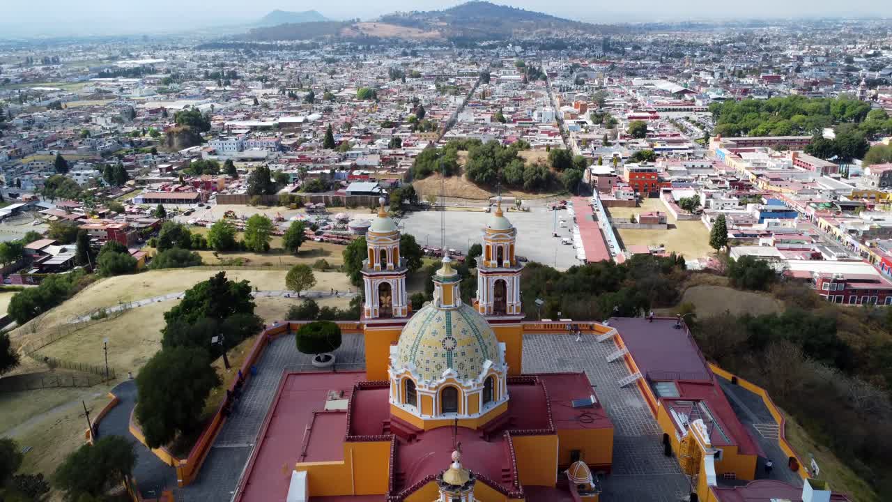 vista aérea de la pirámide y la iglesia de cholula desde atrás