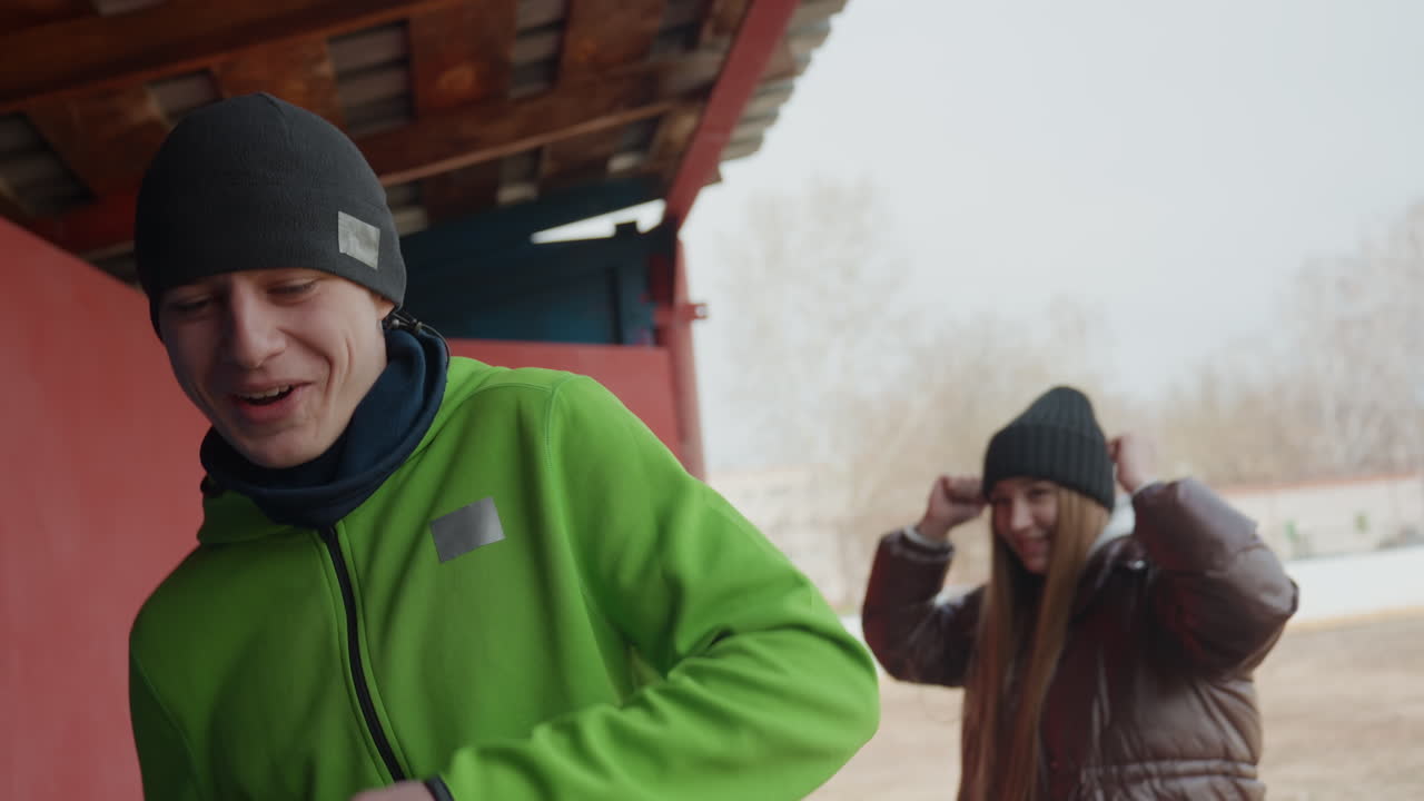 hombre corriendo al aire libre, corredor con chaqueta verde brillante, escena urbana de invierno con un hombre en ropa de neón corriendo, día invernal en la ciudad que captura a un hombre trotando con movimiento enérgico y atuendo vibrante