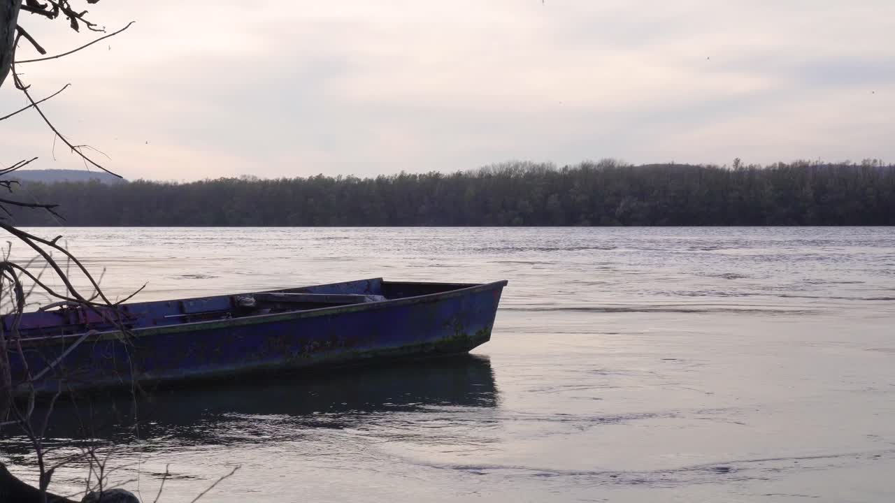 barco de pesca en el río danubio