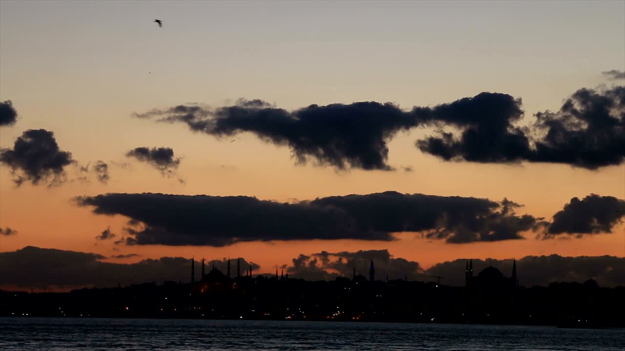 이스탄불 에서 해가 지는 때 구름