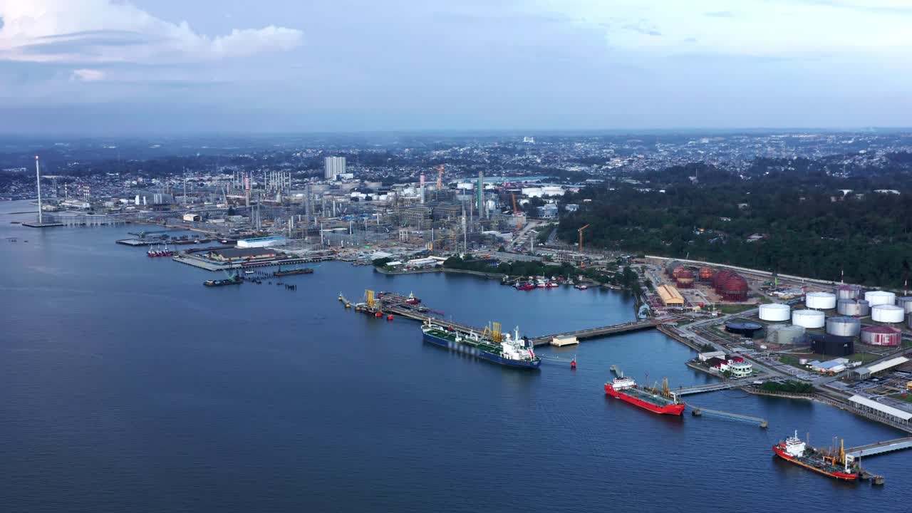 인도네시아 동부 칼리만탄 의 발릭파판 항구 에 정박 한 석유 커 와 페르타미나 석유 정제 공장 의 공중 사진