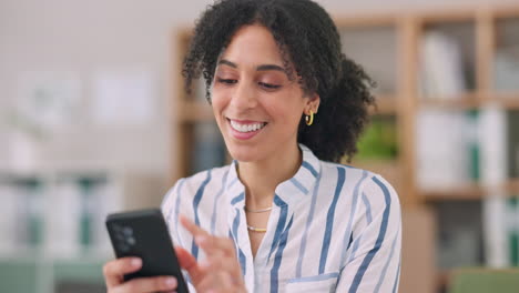 negocios, sonrisa y mujer con un teléfono celular