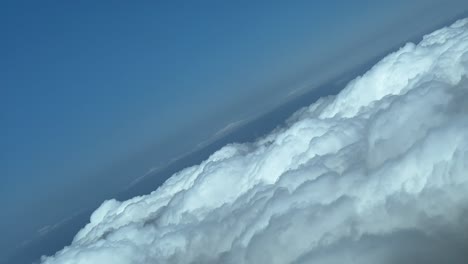 paisaje de nubes aéreas mientras vuela sobre una capa de nubes de estrato en un giro de 45 grados a la derecha disparado desde la cabina de un avión que vuela a 8000 m de altura