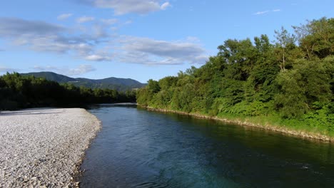 Schöne-Aussicht-Auf-Den-Ruhigen-Gebirgsfluss-Und-Seine-Traumhaften-Küsten