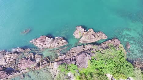 tropical koh chang turquesa océano denso bosque rocoso costa ojo de pájaro creciente vista aérea tailandia