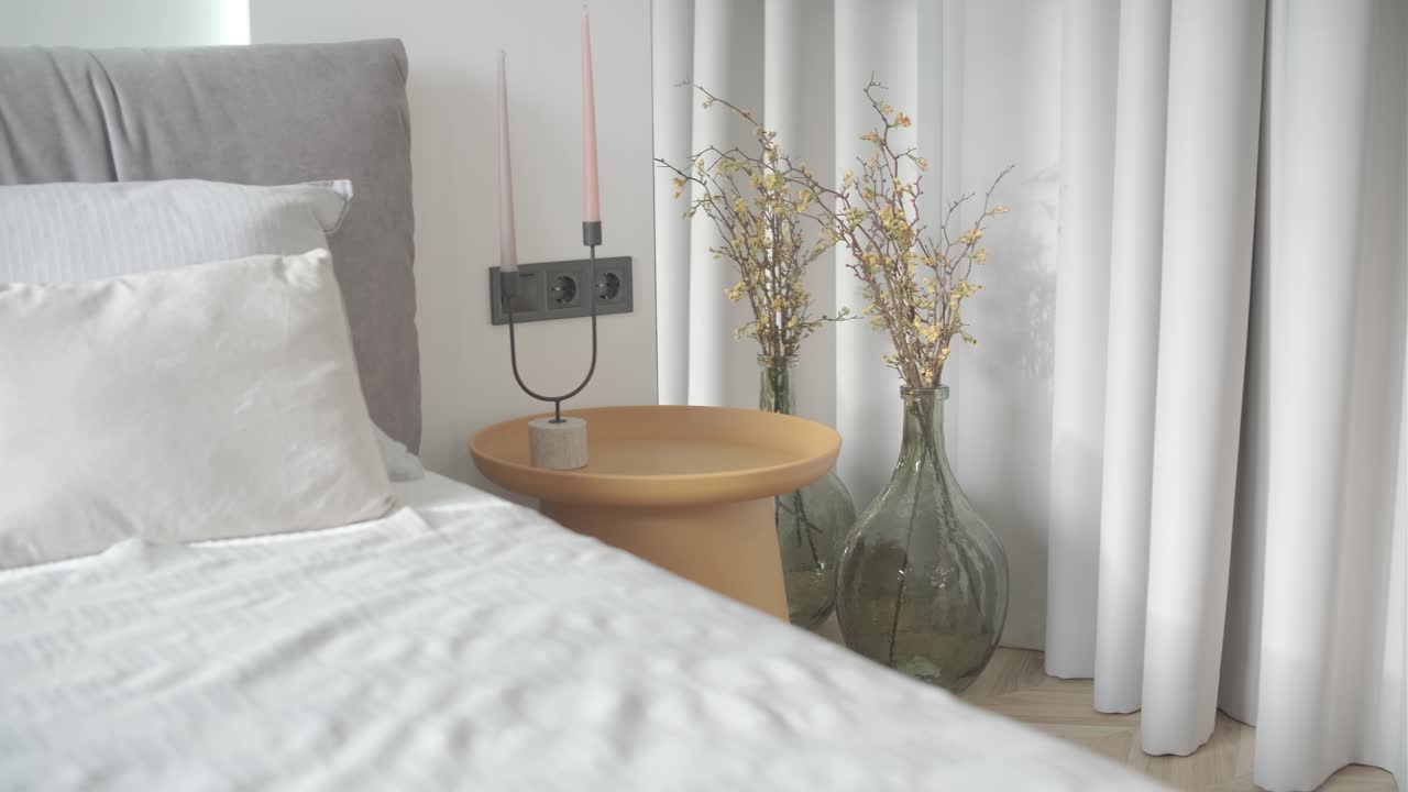 estilo minimal moderno contemporáneo baño blanco brillante con luz natural.