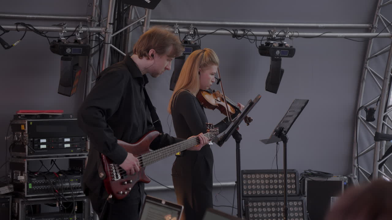 esibizione di un duo di musicisti