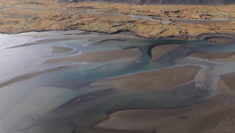 Panoramalandschaft,-Luftflug-über-Gletscherflüsse,-Schwarze-Flüsse,-Island,-Gletschermehlwasser-Entlang-Geologischer-Sedimente,-Drohnenaufnahme